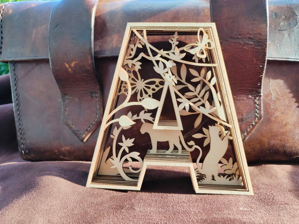 Initiale en bois multicouches